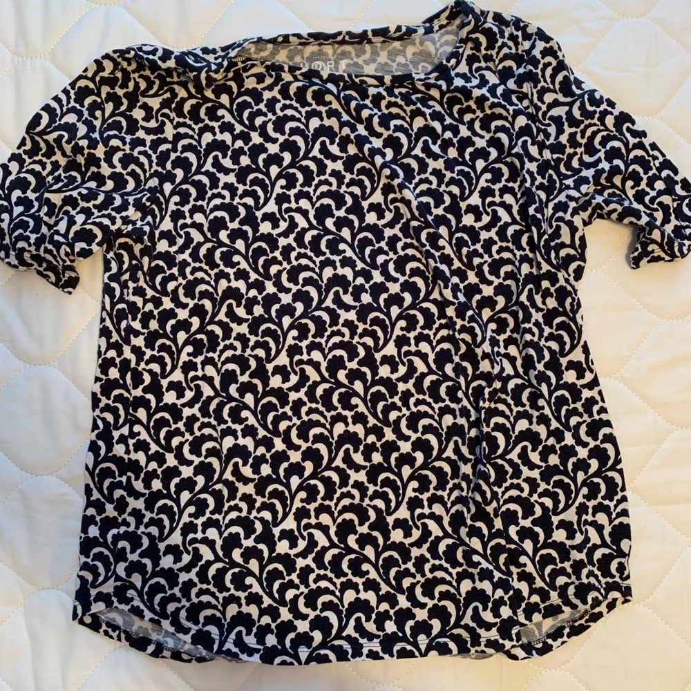 White t-shirt with blue detail